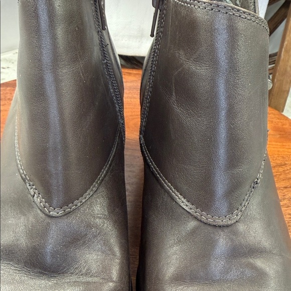 CLARKS® COLLECTION Soft Cushion Brown Leather Side Zip Ankle Boots